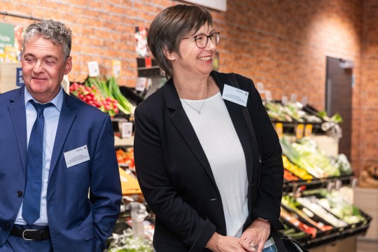 Auf dem Bild sind zwei der EAA-Fachberatenden vor einem Gemüseregal zu sehen. Beide lachen.