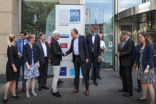 Begrüßung von Herrn Weiland vor dem Eingang der IHK Düsseldorf