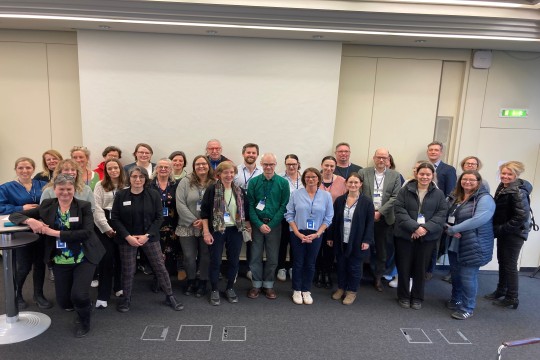 Das Bild zeigt eine Gruppe von etwa 30 Referierenden und Teilnehenden der Veranstaltung