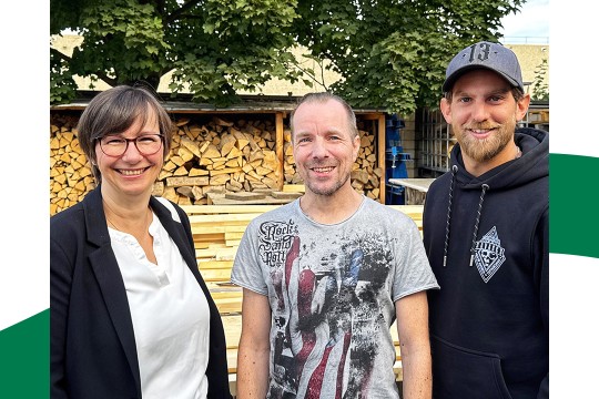 Das Bild zeigt Unternehmer Wadenpohl, den Mitarbeitenden Tiedtke und EAA-Fachberaterin Handke.