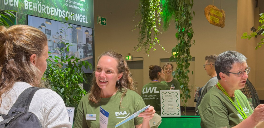Das Bild zeigt eine Beratungssituation am Messestand.