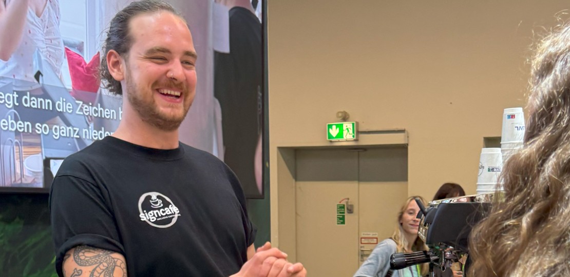 Das Bild zeigt den Kaffeetheke des Signcafes auf dem Messestand.