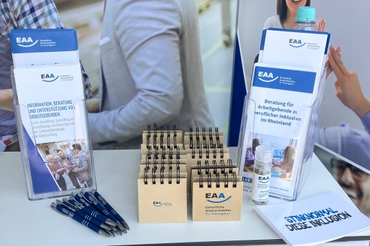 Auf dem Bild sind verschiedene Werbemittel der EAA zu sehen.