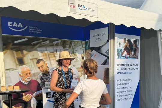 Auf dem Bild ist ein Beratungsgespräch am EAA-Stand zu sehen.