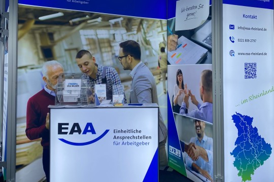 Das Bild zeigt den EAA Informationsstand auf dem CHIO in Aachen.