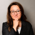 Potrait von Frau Fuhrmann: Sie hat lange braune Haare und trägt eine Brille.